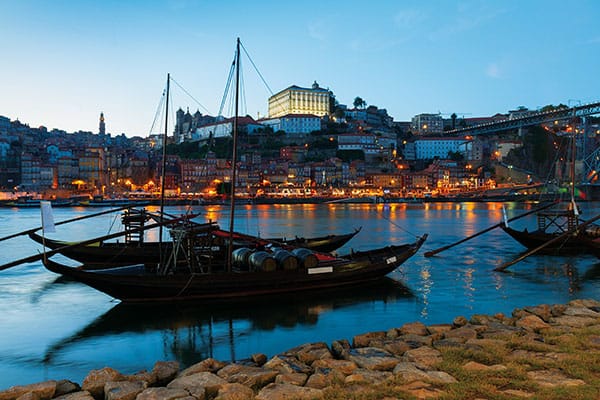 Tradycyjne barki na rzece Douro w Porto. Spławiano nimi beczki z winem z&nbsp;plantacji.