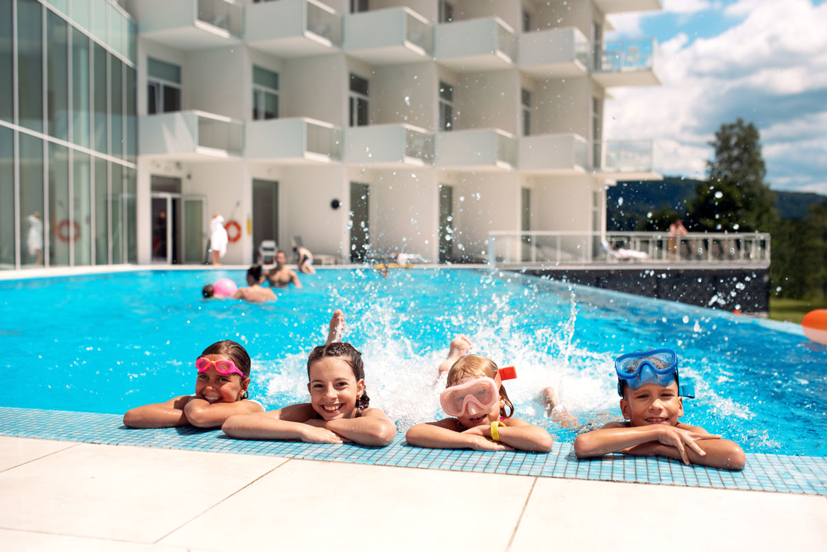 Hotel dla rodzin z dziecmi w górach Beskidu Śląskiego, basen infinity w hotelu Crystal Mountain Crystal Mountain, hotel dla rodzin z dziecmi w górach